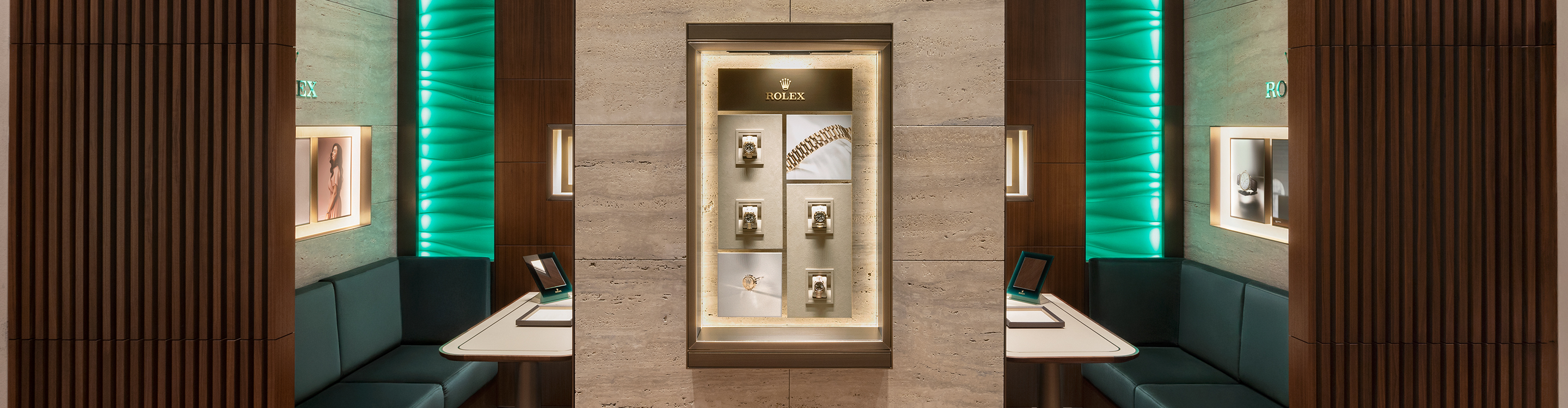 Rolex Showroom bei Juwelier Gadebusch — Beratungstische und Rolex Wand